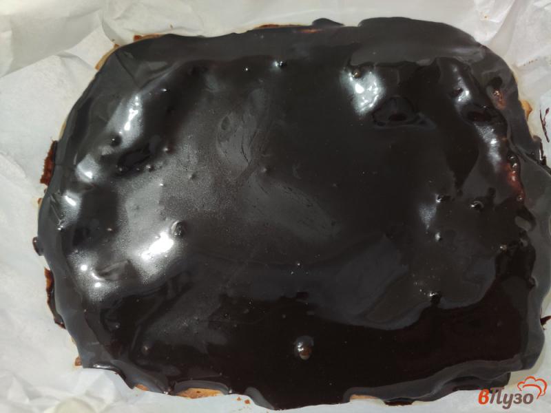 Фото приготовление рецепта: Банановое пирожное с шоколадной глазурью шаг №7