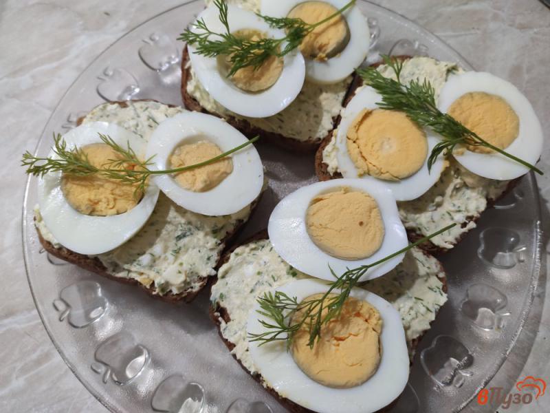 Фото приготовление рецепта: Бутерброды с сыром фета и яйцом шаг №8