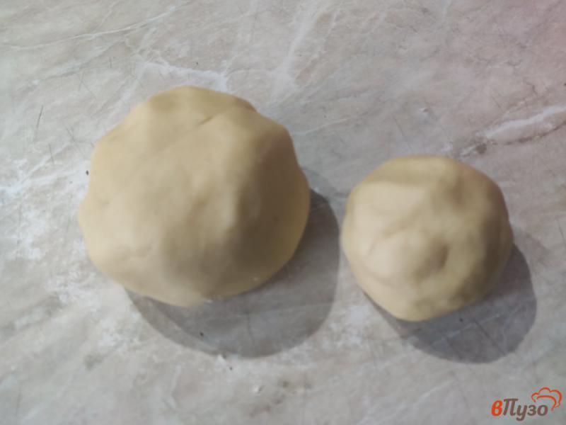 Фото приготовление рецепта: Песочный пирог с яблочной начинкой шаг №4
