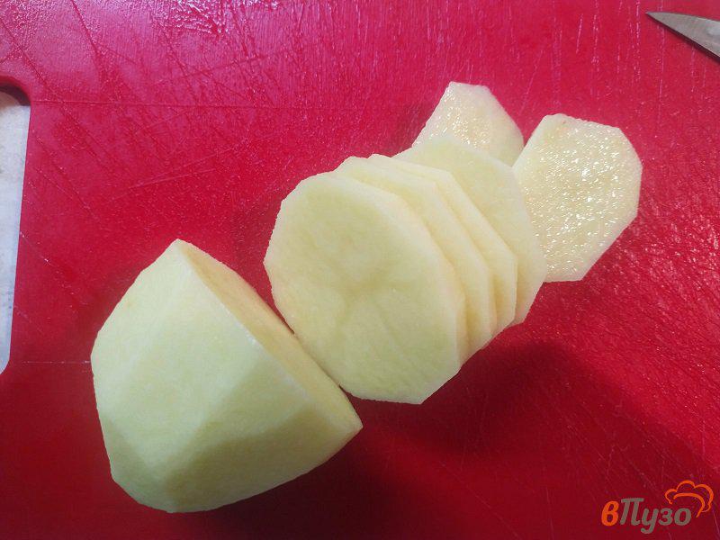 Фото приготовление рецепта: Запеченный картофель с куриными бедрышками шаг №4
