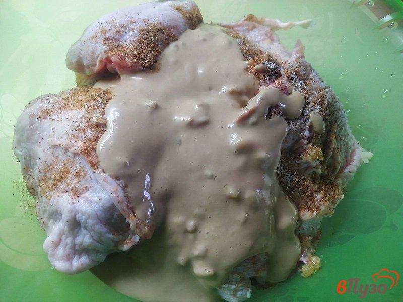 Фото приготовление рецепта: Запеченный картофель с куриными бедрышками шаг №3