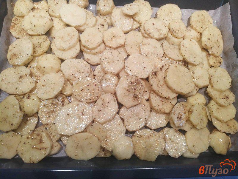 Фото приготовление рецепта: Запеченный картофель с куриными бедрышками шаг №6