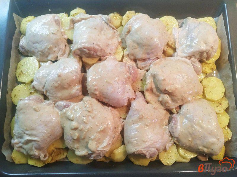Фото приготовление рецепта: Запеченный картофель с куриными бедрышками шаг №7