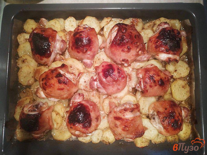 Фото приготовление рецепта: Запеченный картофель с куриными бедрышками шаг №8
