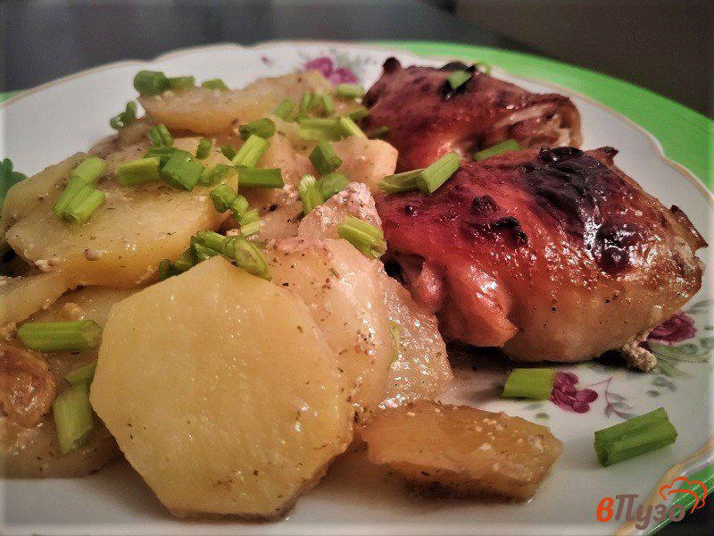 Фото приготовление рецепта: Запеченный картофель с куриными бедрышками шаг №9