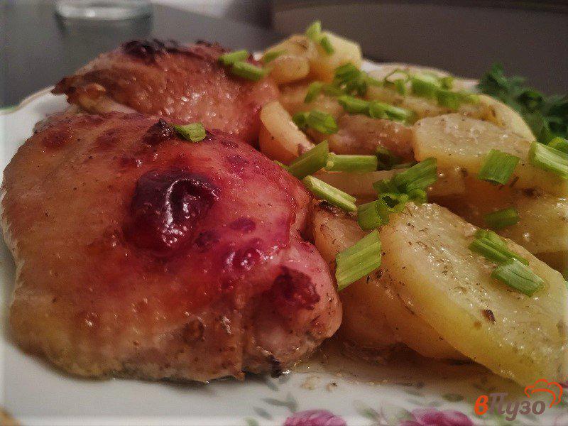 Фото приготовление рецепта: Запеченный картофель с куриными бедрышками шаг №10