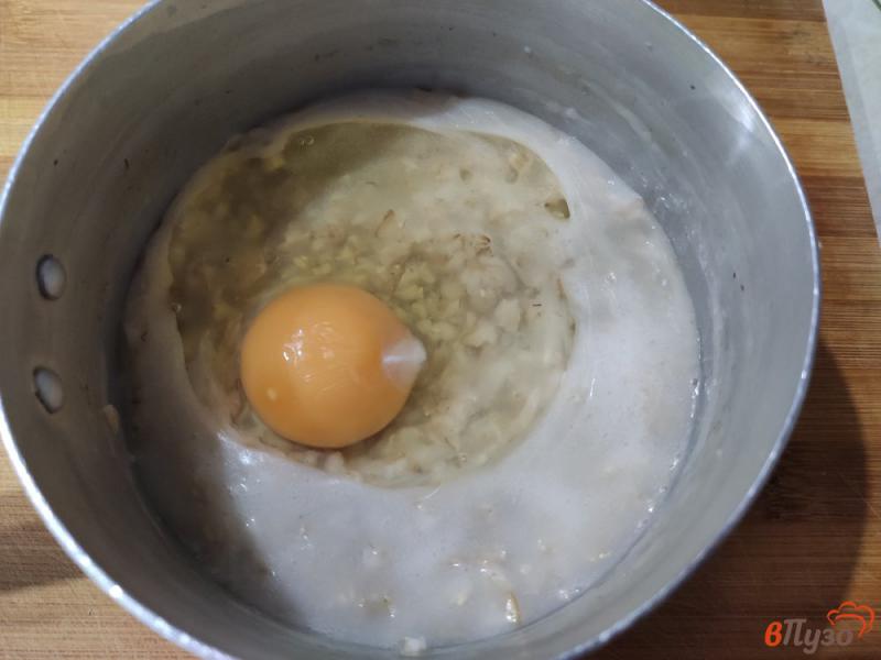 Фото приготовление рецепта: Овсяная каша с яйцом и сыром шаг №2