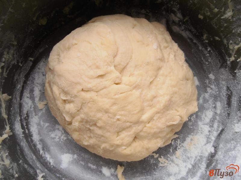 Фото приготовление рецепта: Дрожжевой пирог с карамелизированными яблоками шаг №5