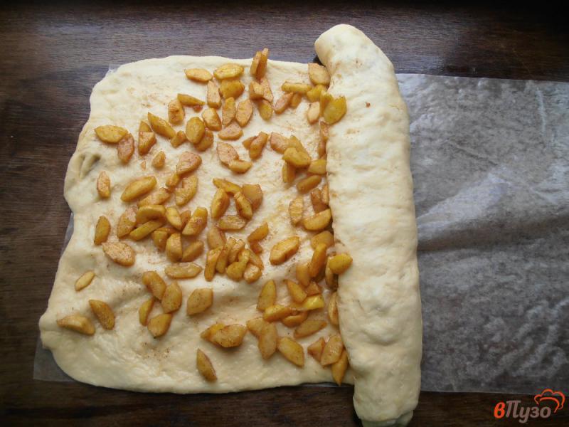 Фото приготовление рецепта: Дрожжевой пирог с карамелизированными яблоками шаг №8