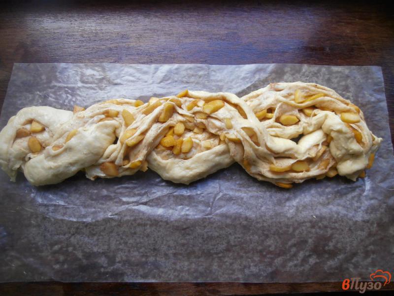 Фото приготовление рецепта: Дрожжевой пирог с карамелизированными яблоками шаг №9