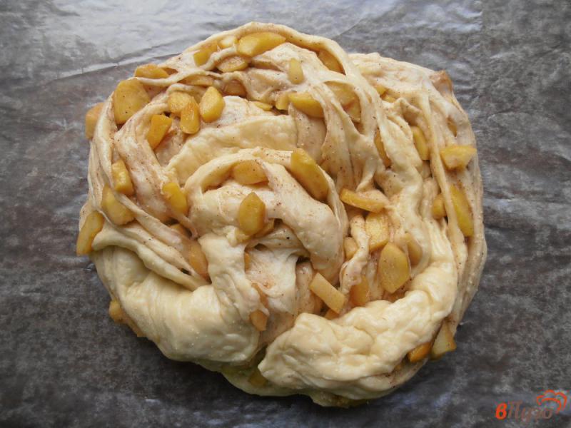 Фото приготовление рецепта: Дрожжевой пирог с карамелизированными яблоками шаг №10