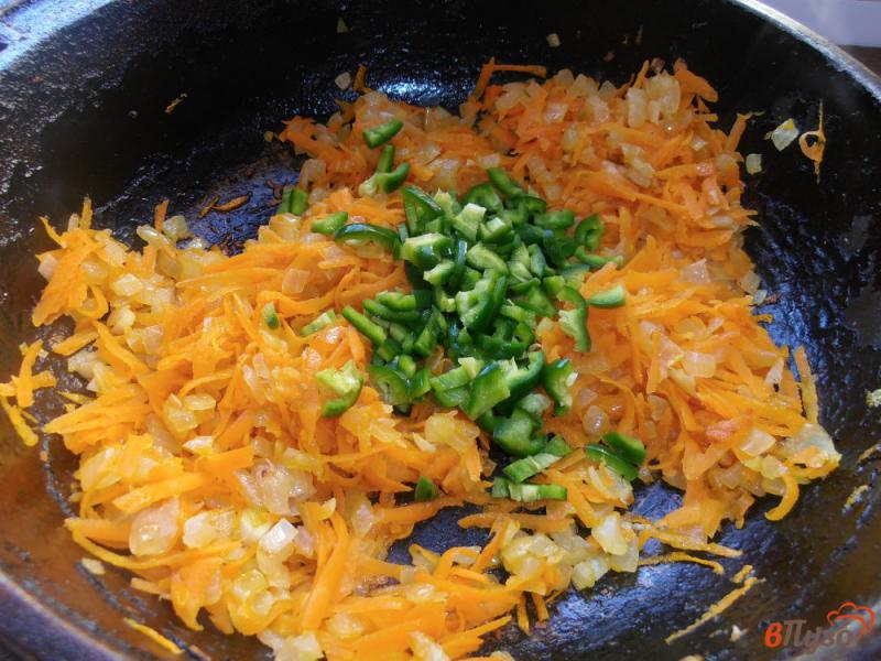 Фото приготовление рецепта: Рис с фаршем в томате шаг №4