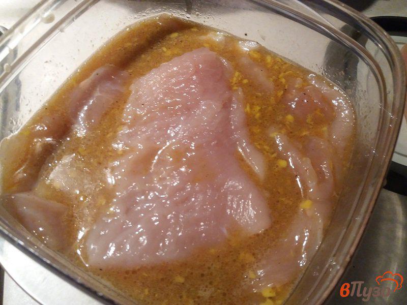 Фото приготовление рецепта: Отбивные из куриного филе в соусе-маринаде шаг №5