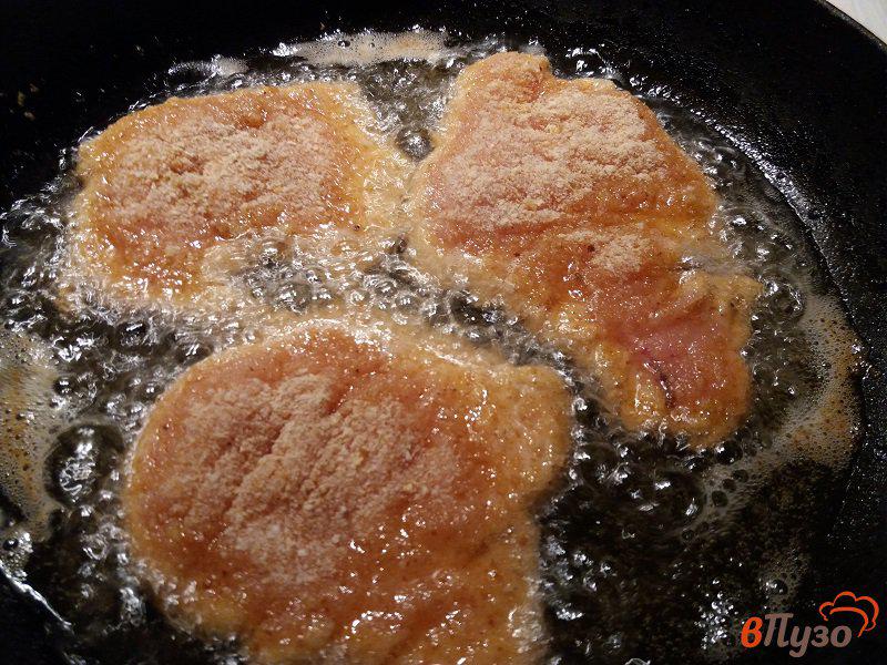 Фото приготовление рецепта: Отбивные из куриного филе в соусе-маринаде шаг №7