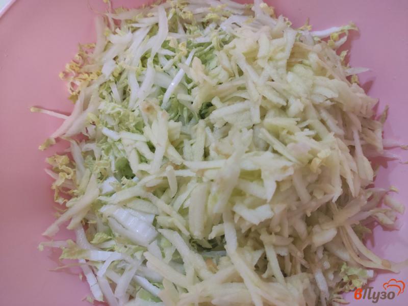 Фото приготовление рецепта: Салат из пекинской капусты с яблоком шаг №2