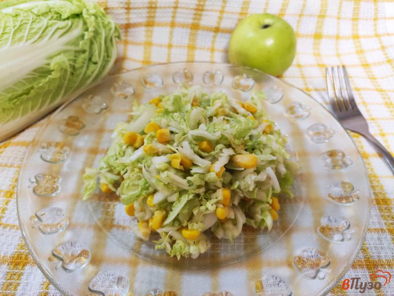 Фото приготовление рецепта: Салат из пекинской капусты с яблоком шаг №6