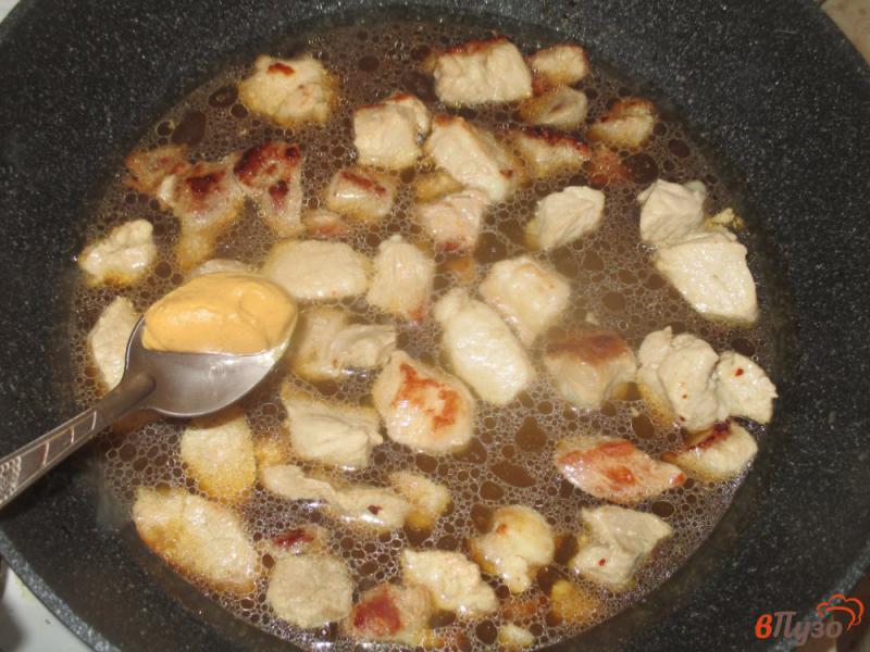 Фото приготовление рецепта: Свинина с картофелем и шампиньонами шаг №3