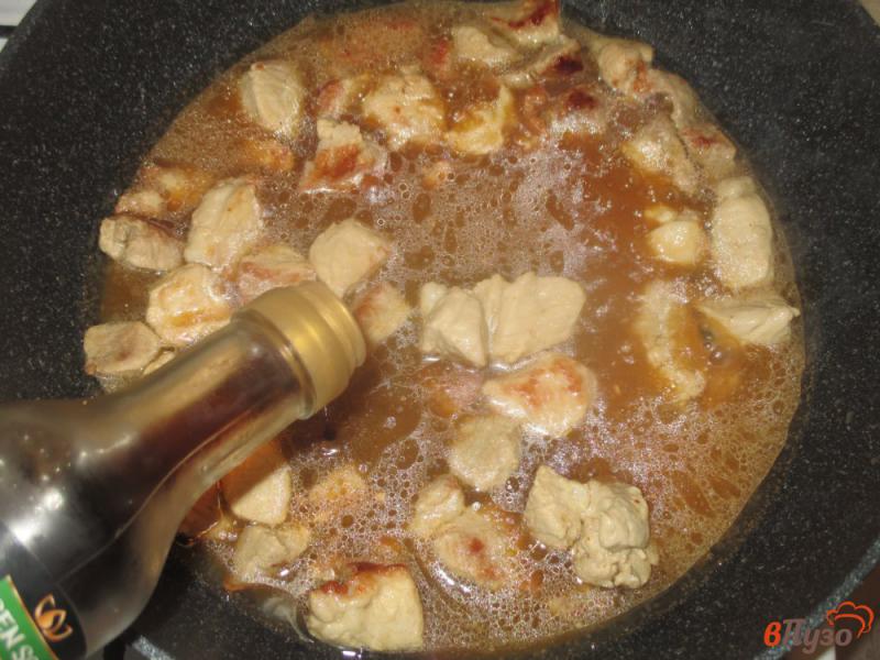 Фото приготовление рецепта: Свинина с картофелем и шампиньонами шаг №5
