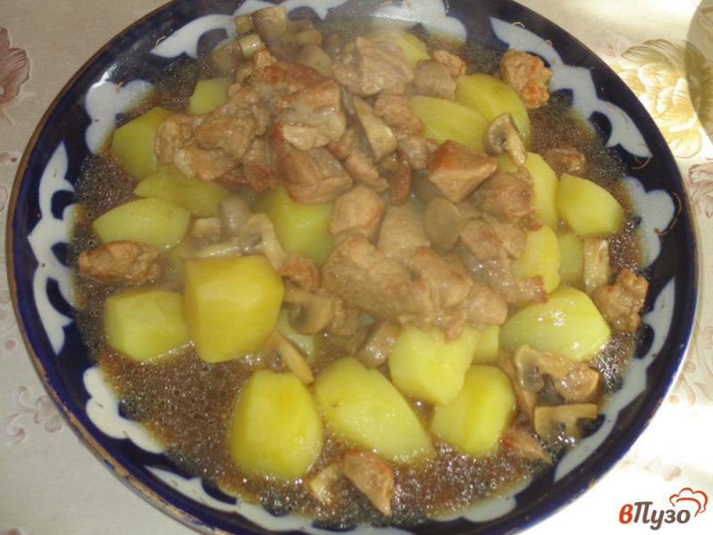 Фото приготовление рецепта: Свинина с картофелем и шампиньонами шаг №7