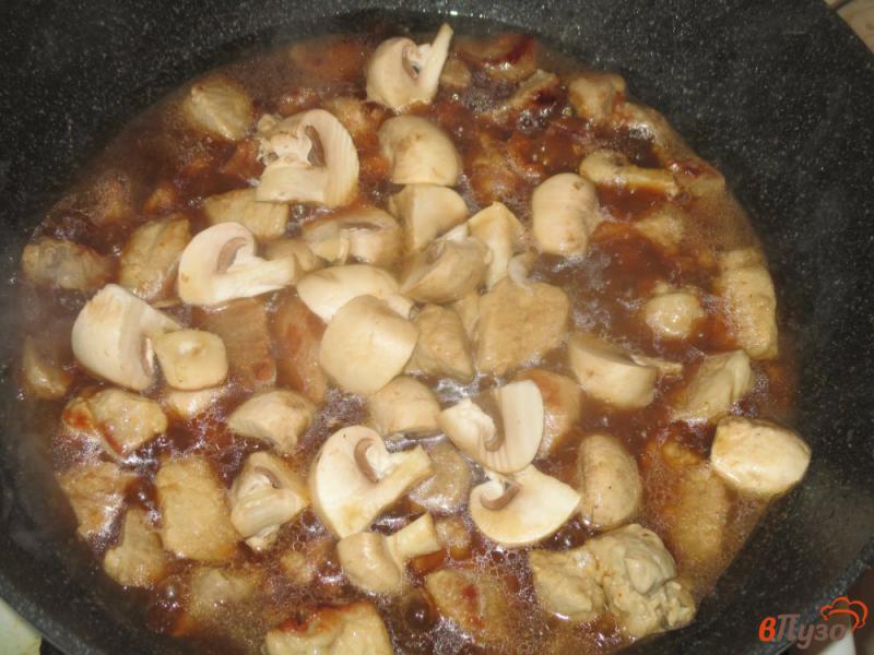 Фото приготовление рецепта: Свинина с картофелем и шампиньонами шаг №6