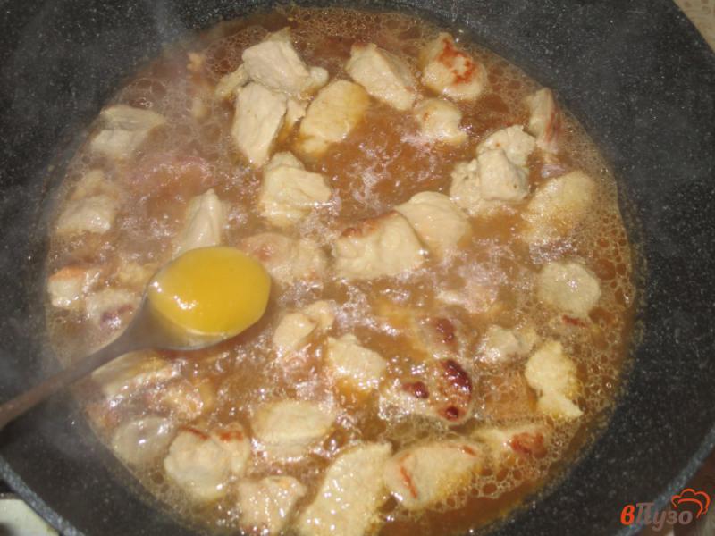 Фото приготовление рецепта: Свинина с картофелем и шампиньонами шаг №4