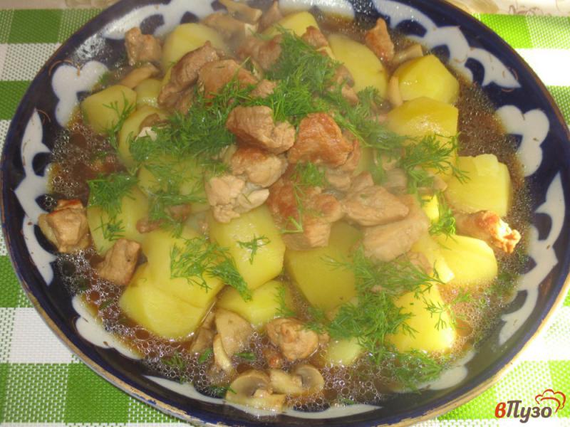 Фото приготовление рецепта: Свинина с картофелем и шампиньонами шаг №8