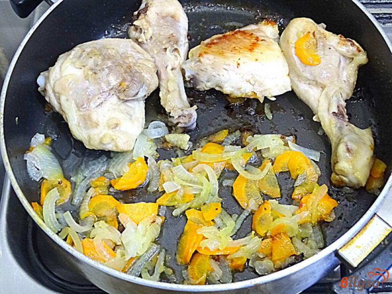Фото приготовление рецепта: Жаркое из курицы картофеля и помидоров шаг №7