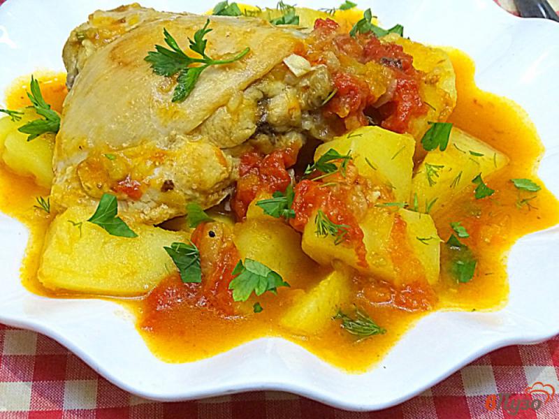 Фото приготовление рецепта: Жаркое из курицы картофеля и помидоров шаг №12