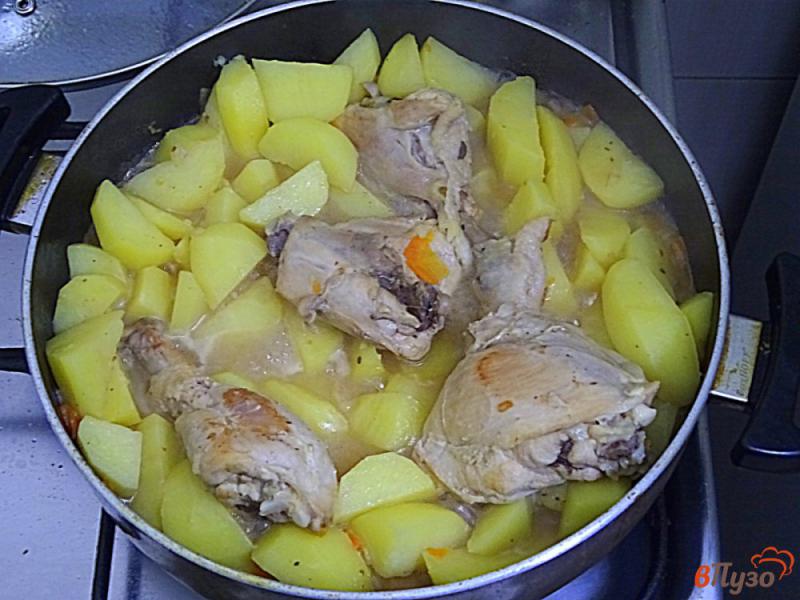 Фото приготовление рецепта: Жаркое из курицы картофеля и помидоров шаг №10
