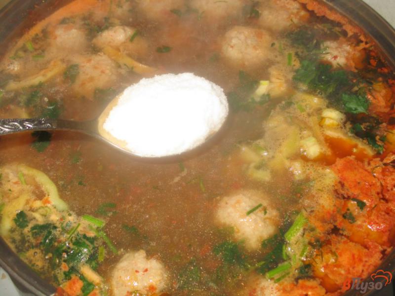 Фото приготовление рецепта: Томатный суп с куриными фрикадельками шаг №5
