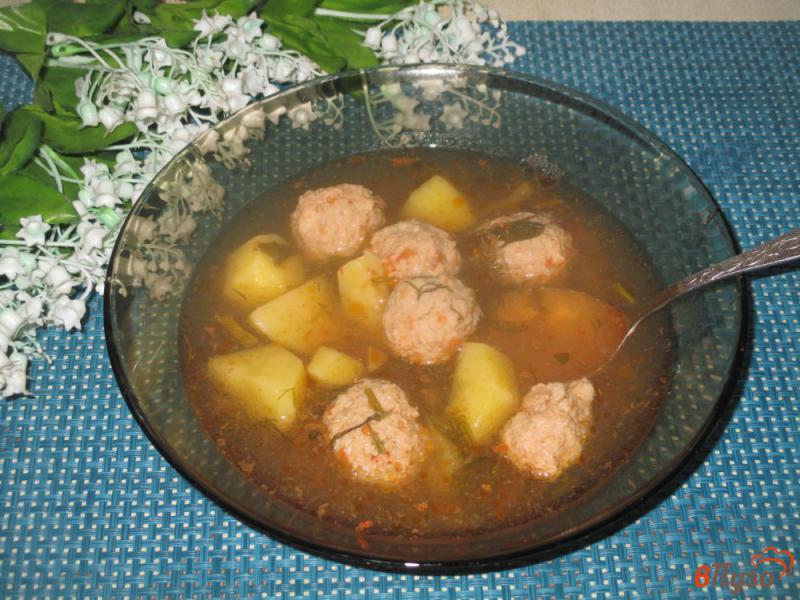 Фото приготовление рецепта: Томатный суп с куриными фрикадельками шаг №6