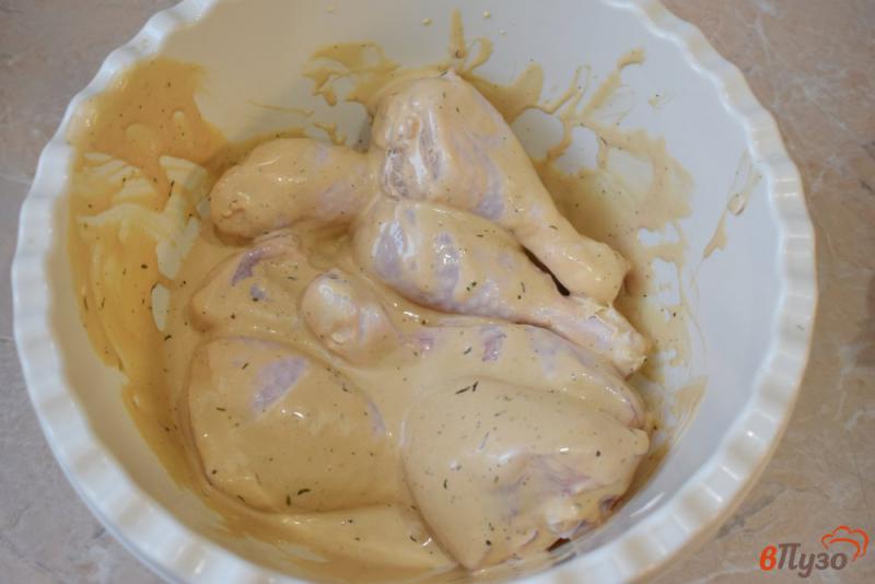 Фото приготовление рецепта: Куриные голени в майонезе с картофелем в духовке шаг №3
