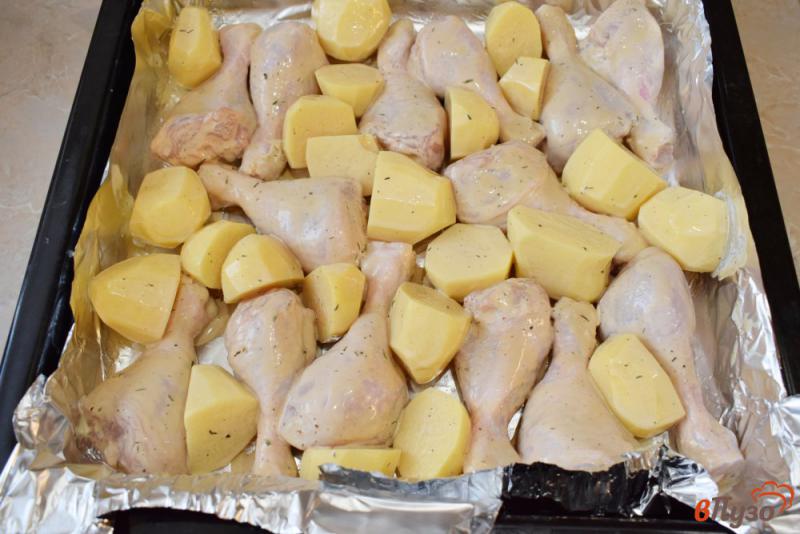 Фото приготовление рецепта: Куриные голени в майонезе с картофелем в духовке шаг №4