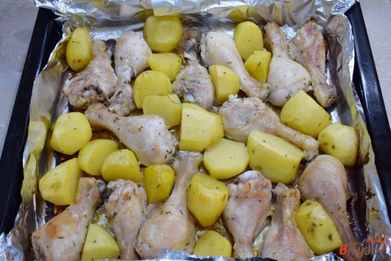 Фото приготовление рецепта: Куриные голени в майонезе с картофелем в духовке шаг №5