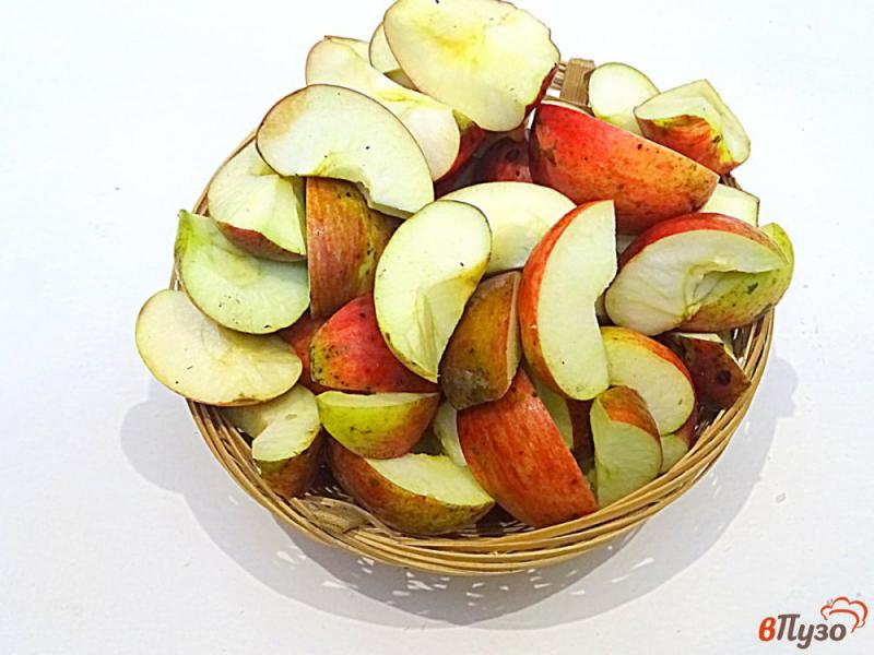 Фото приготовление рецепта: Компот из винограда кизила и яблок шаг №4