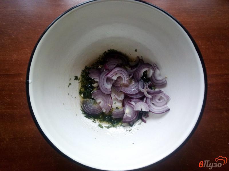 Фото приготовление рецепта: Салат из сосисок и маринованных огурцов шаг №2