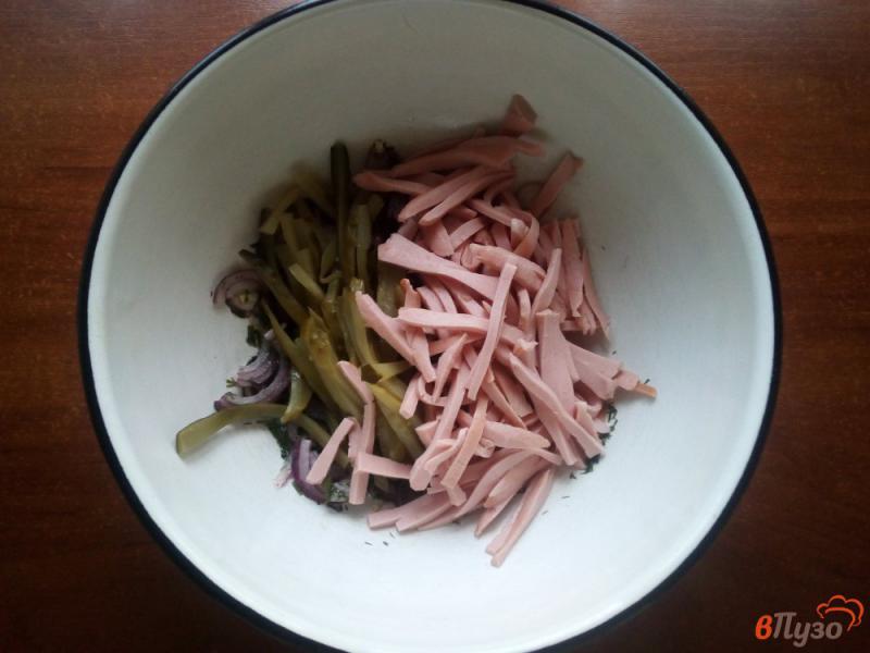 Фото приготовление рецепта: Салат из сосисок и маринованных огурцов шаг №5