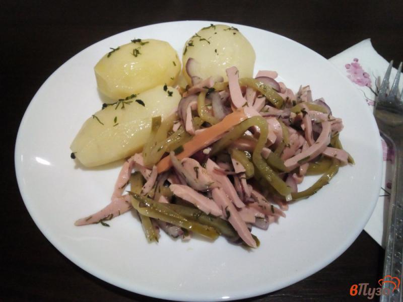 Фото приготовление рецепта: Салат из сосисок и маринованных огурцов шаг №6