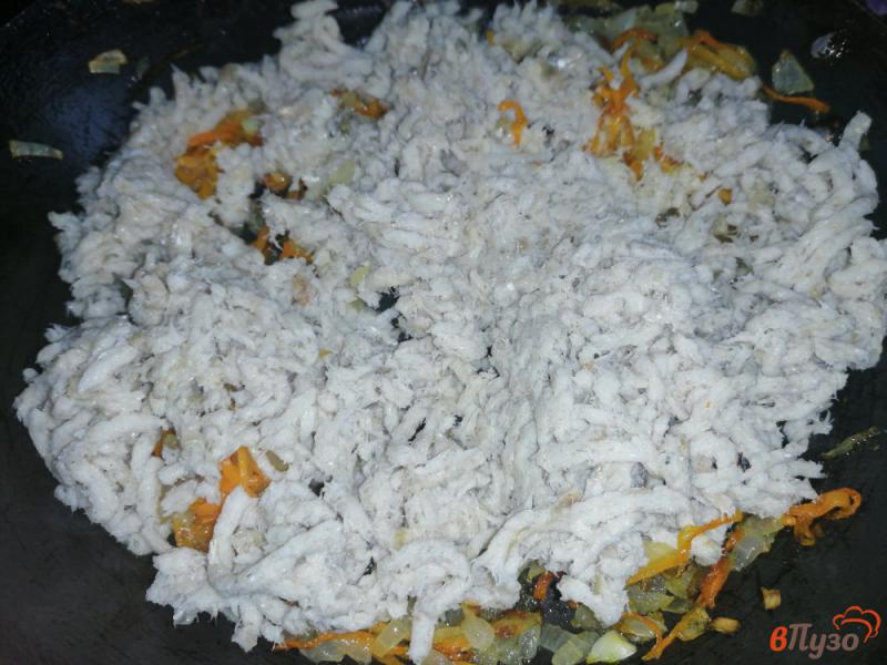 Фото приготовление рецепта: Паштет из рыбы с морковью, луком и яйцами шаг №6