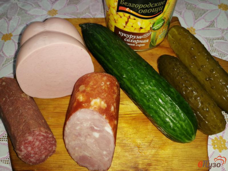 Фото приготовление рецепта: Салат из колбасы с кукурузой и огурцами шаг №1