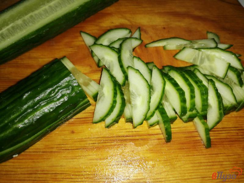 Фото приготовление рецепта: Салат из колбасы с кукурузой и огурцами шаг №2