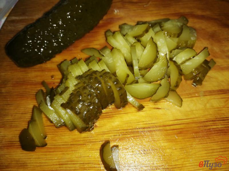 Фото приготовление рецепта: Салат из колбасы с кукурузой и огурцами шаг №3