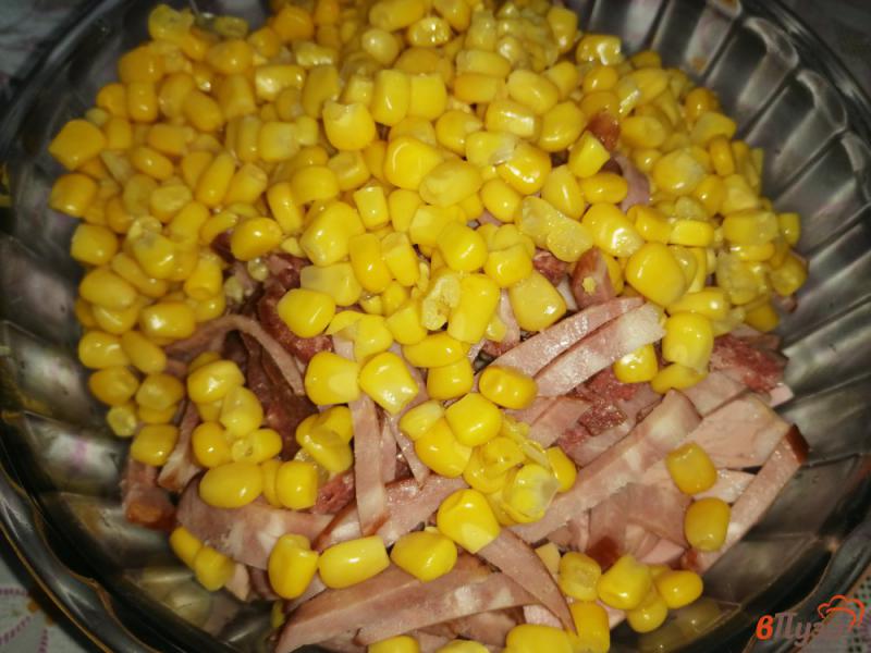 Фото приготовление рецепта: Салат из колбасы с кукурузой и огурцами шаг №6