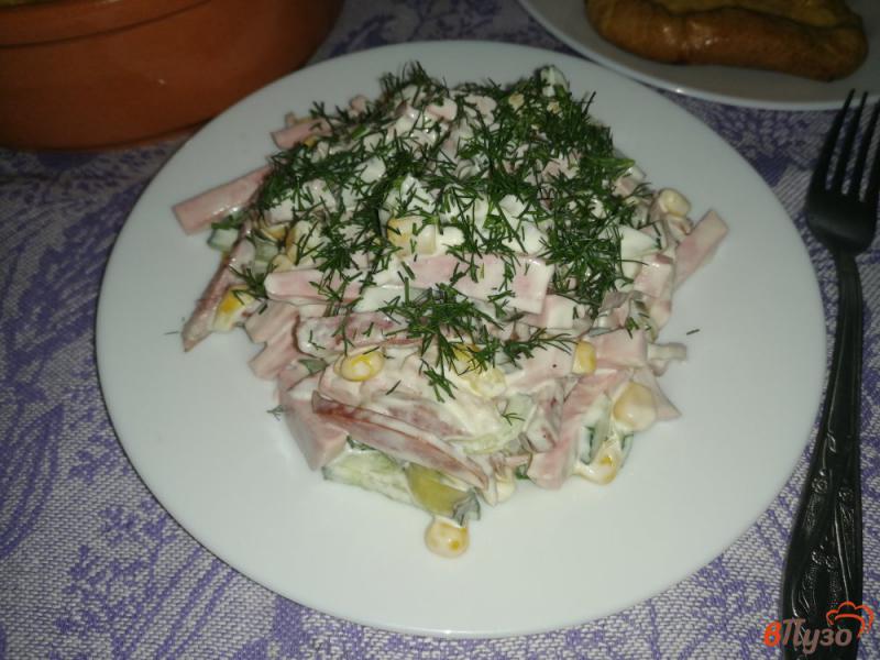 Фото приготовление рецепта: Салат из колбасы с кукурузой и огурцами шаг №9