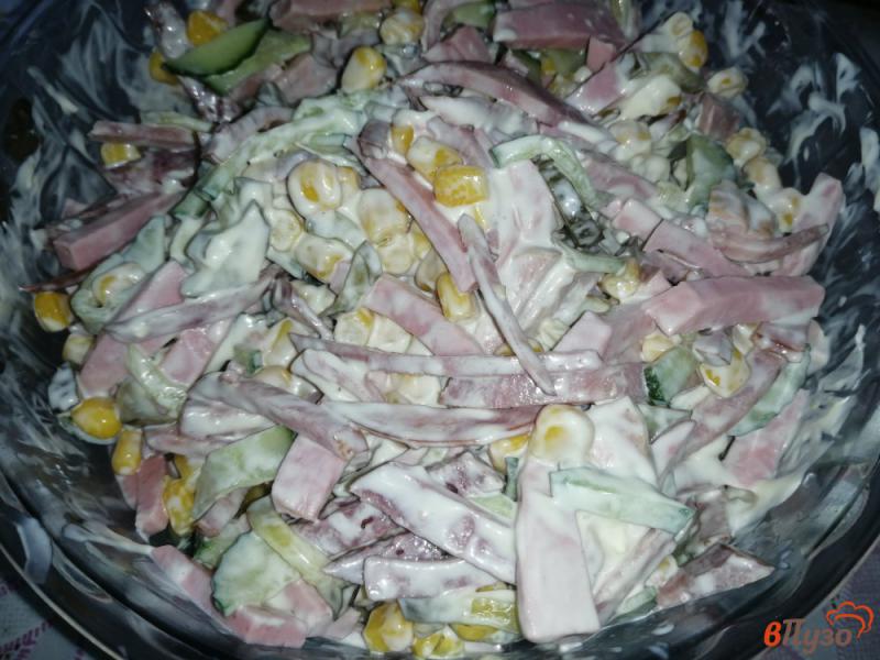 Фото приготовление рецепта: Салат из колбасы с кукурузой и огурцами шаг №8