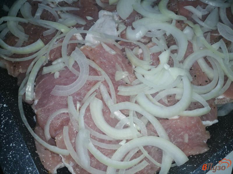 Фото приготовление рецепта: Свинина запеченная под сыром с луком и горошком шаг №4