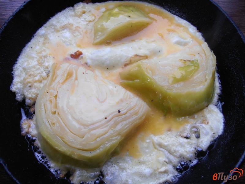 Фото приготовление рецепта: Капуста жаренная в яйце шаг №8