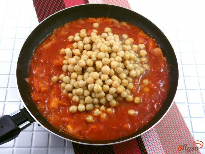 Фото приготовление рецепта: Нут со шпинатом в остром томатном соусе шаг №4