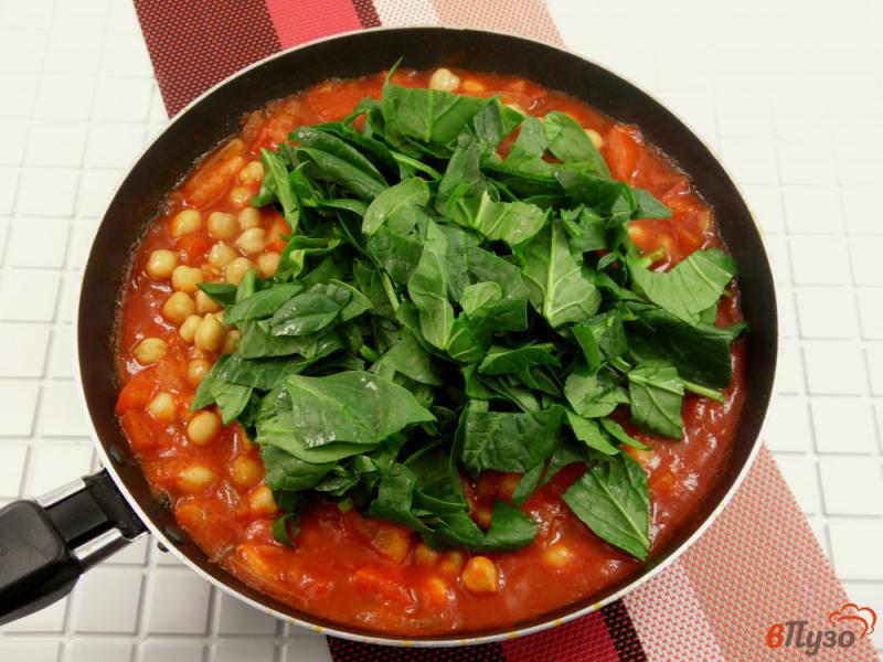Фото приготовление рецепта: Нут со шпинатом в остром томатном соусе шаг №5