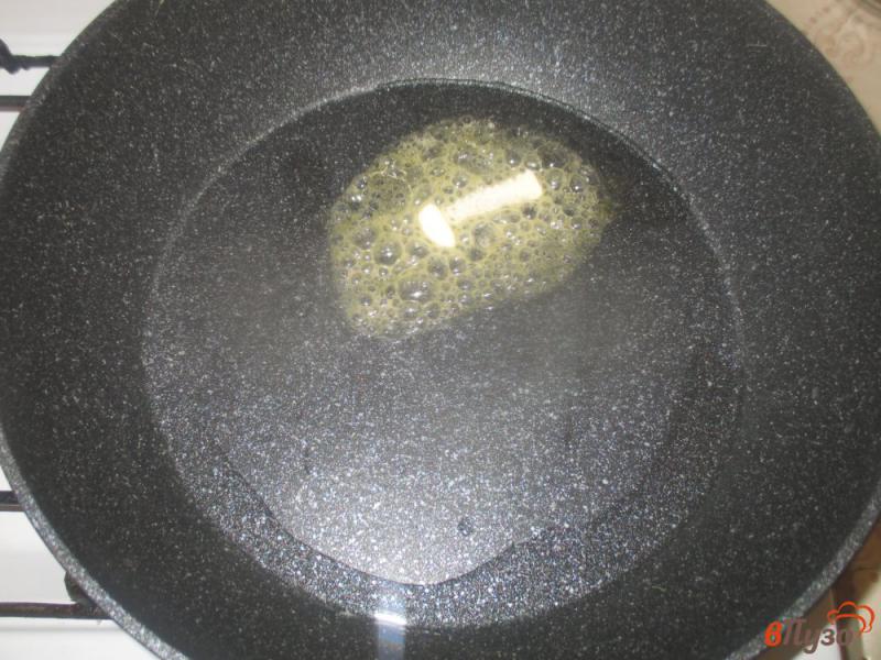 Фото приготовление рецепта: Яичница глазунья с грибами и сосисками шаг №1